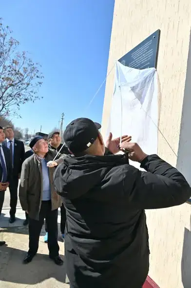 В ТУРКЕСТАНСКОЙ ОБЛАСТИ ОТКРЫЛИ МЕМОРИАЛЬНУЮ ДОСКУ В ПАМЯТЬ О ПОГИБШЕМ ФЕЛЬДШЕРЕ УЛДАНЕ МЫРЗУАН (4)