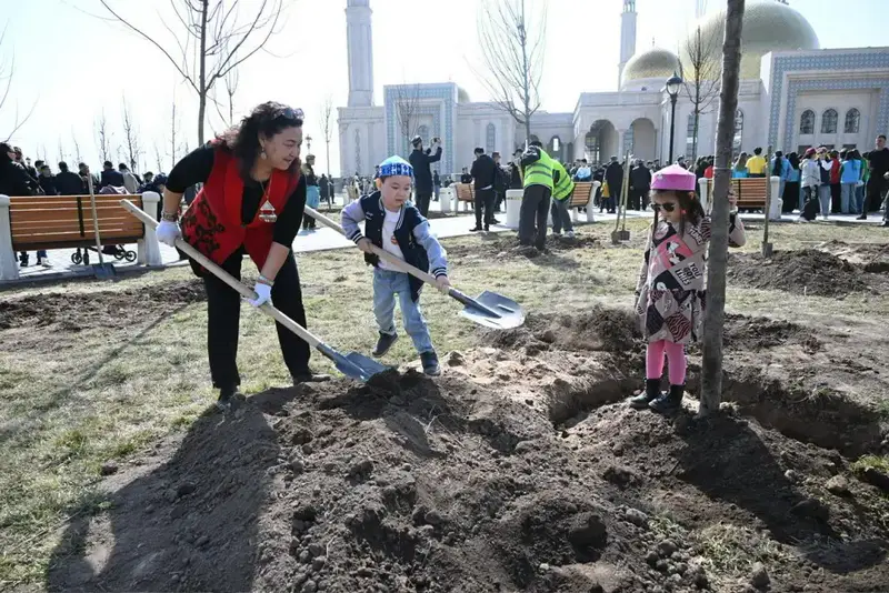 Аким Алматы принял участие в посадке деревьев в рамках празднования Наурыза (5)