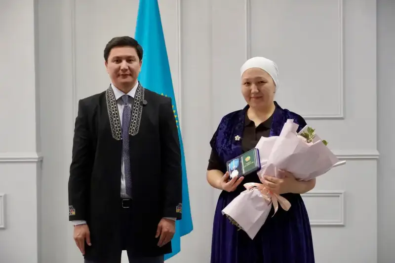 В Астане многодетным матерям вручили подвески «Алтын алқа» и «Күміс алқа» (8)
