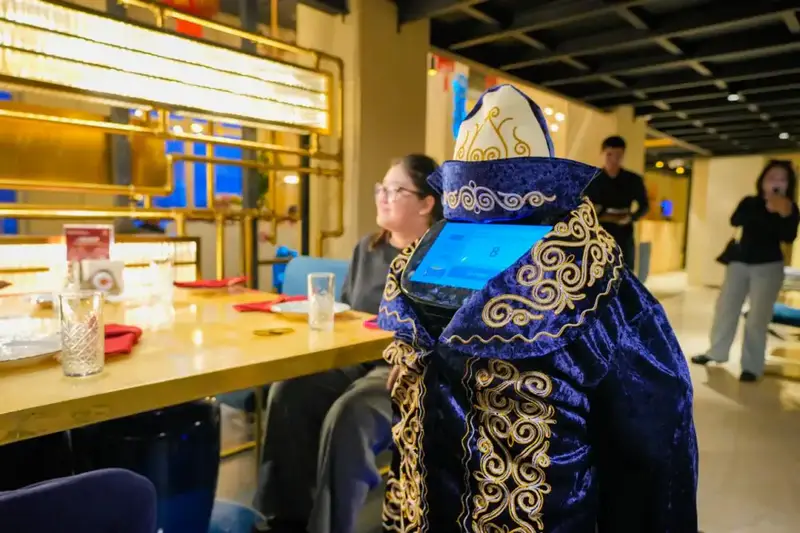 В Астане робот встречал гостей в чапане (2)