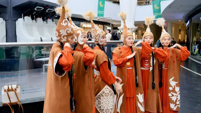 Конкурс дизайнеров с ИИ-роботом прошел в Астане (4)