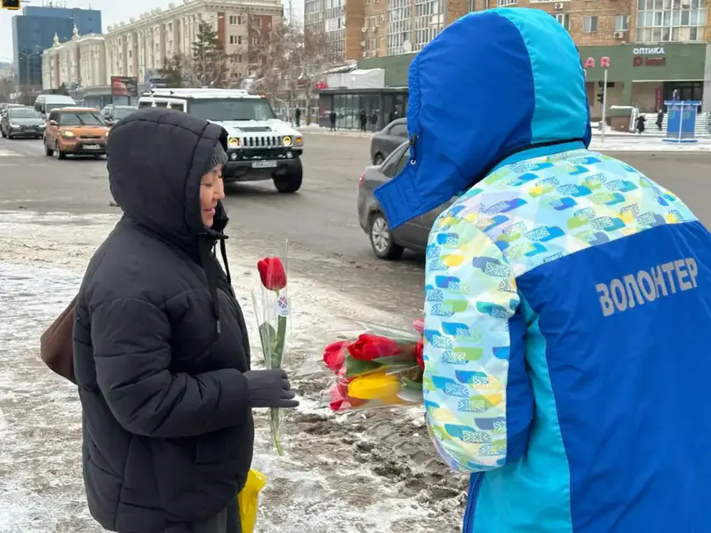 «Көктем шуағы»: в Астане волонтеры раздали женщинам цветы (2)