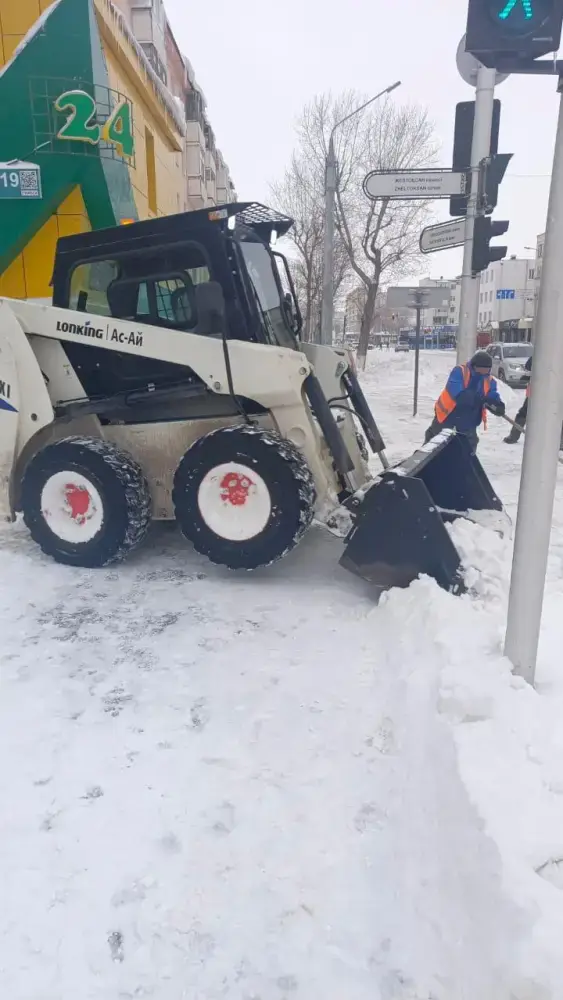 В работе по уборке снега в Астане задействованы тысячи дорожных рабочих (8)