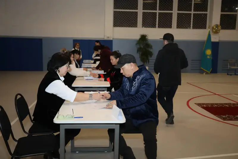 Аким Мангистауской области Нурдаулет Килыбай проголосовал на республиканском референдуме (2)