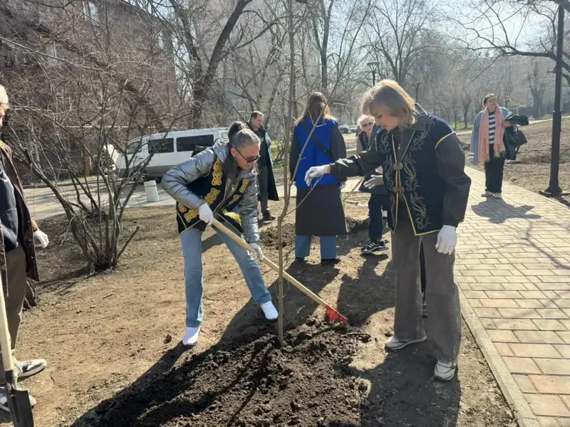 В Алматы в Жаңару күні высадили более 400 деревьев (3)