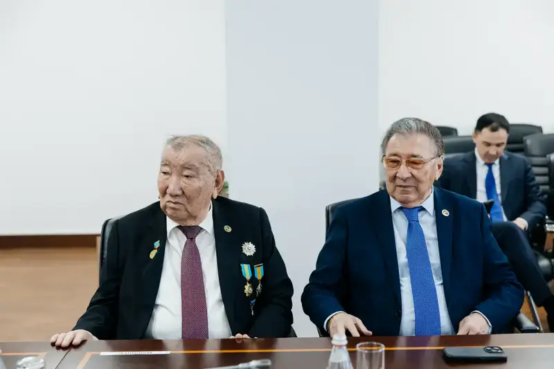 Аким Атырауской области Серик Шапкенов поздравил ветерана труда Нурпеиса Макашева с 80-летием (3)