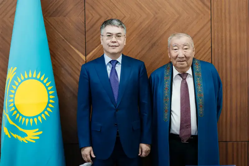 Аким Атырауской области Серик Шапкенов поздравил ветерана труда Нурпеиса Макашева с 80-летием (7)