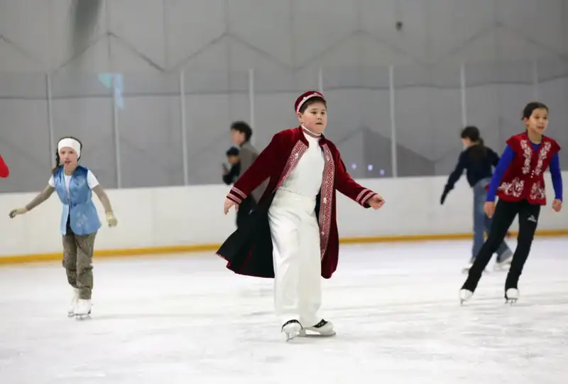 В Алматы впервые прошло массовое катание на льду в национальных костюмах (4)