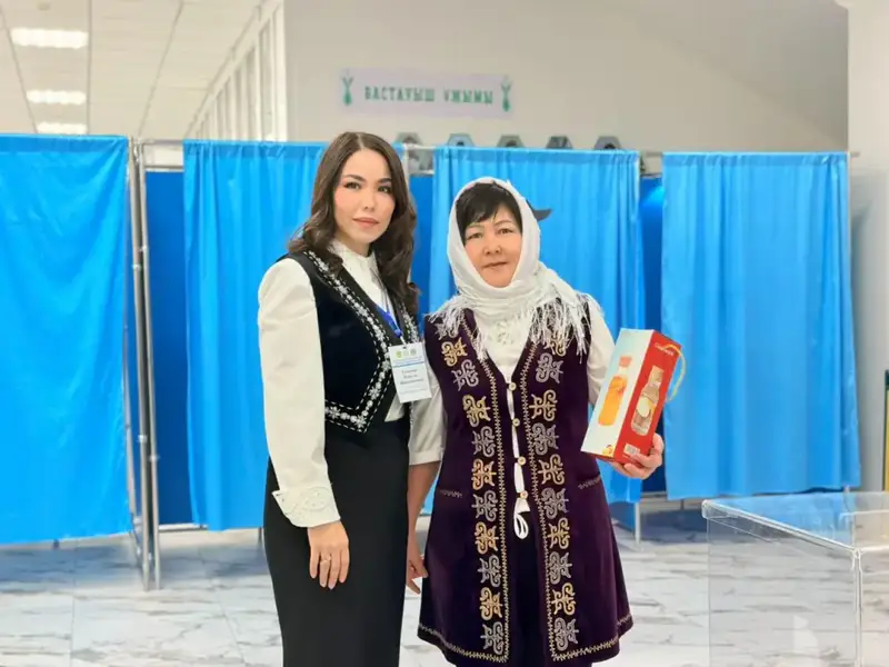 Референдум-2026: на избирательных участках Астаны вручают подарки первым проголосовавшим жителям (5)