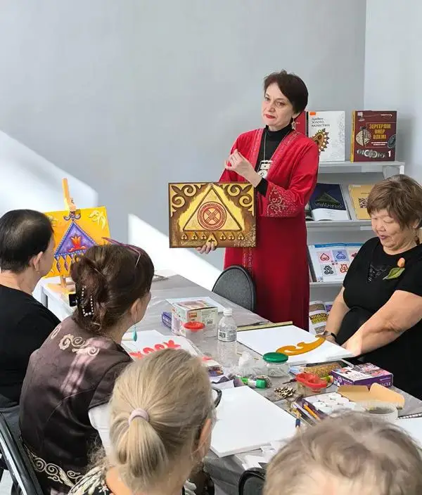 Тумар на холсте: карагандинская библиотека провела этно-мастер-класс по акриловой живописи (5)