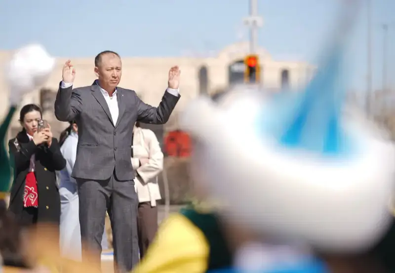 В ТУРКЕСТАНЕ БОЛЕЕ 500 ЮНЫХ ДОМБРИСТОВ ОДНОВРЕМЕННО ИСПОЛНИЛИ КЮЙ (2)