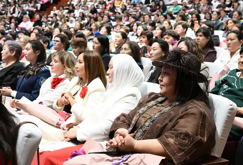 Бейбит Исабаев поздравил жительниц Жетісу с 8 Марта и вручил государственные награды (2)