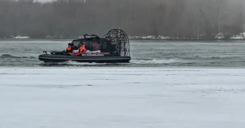 Спасатели МЧС отработали учение по спасению рыбака на льдине (4)