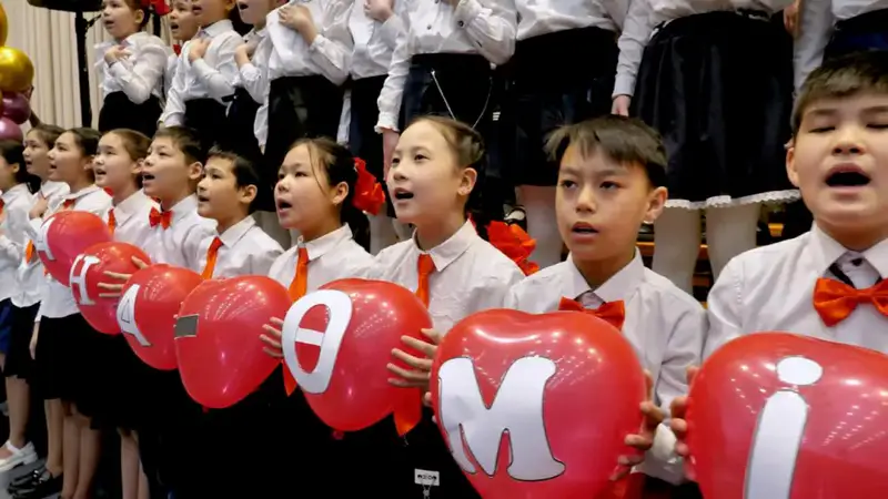 Праздничный хор учащихся и малышей одновременно зазвучал в Астане в честь Международного женского дня (5)