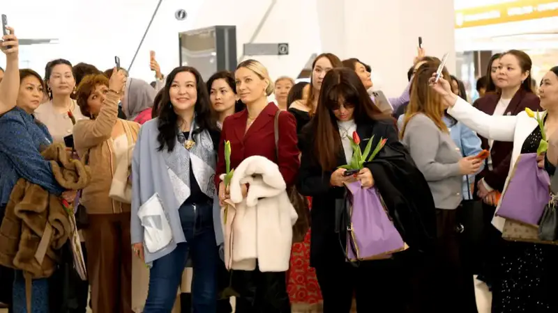 Масштабную акцию в поддержку новой Конституции накануне 8 марта провели в Астане (2)