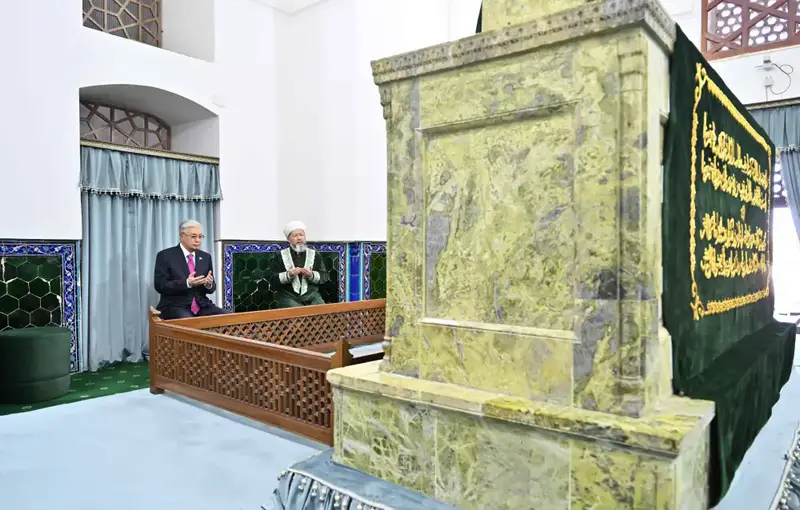 Президент посетил мавзолей Ходжи Ахмеда Яссауи (2)