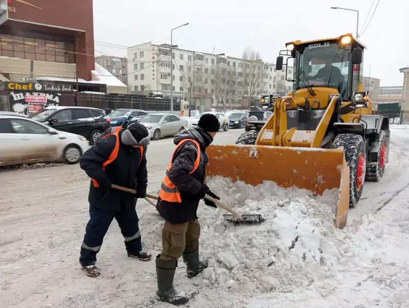 Около трех тысяч дорожных рабочих и более 1,6 тысячи единиц спецтехники задействовано в снегоуборочных работах в Астане (3)