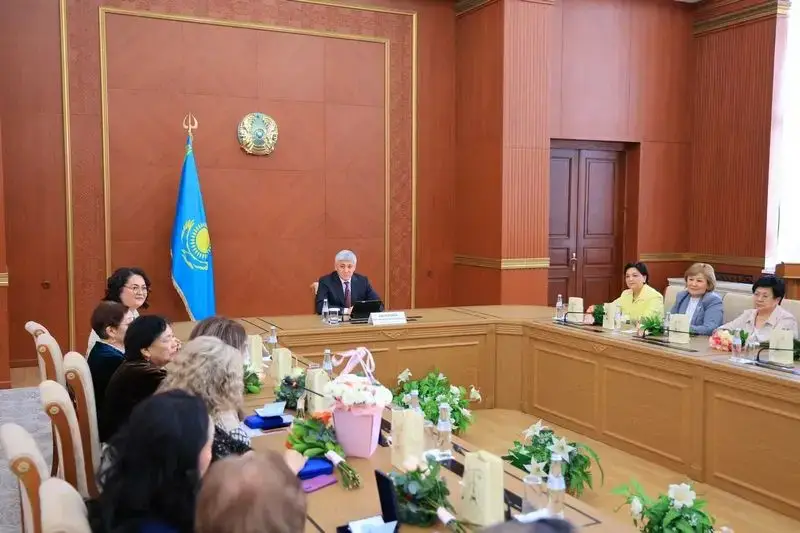 Ермаганбет Булекпаев поздравил женщин Карагандинской области с 8 Марта (5)