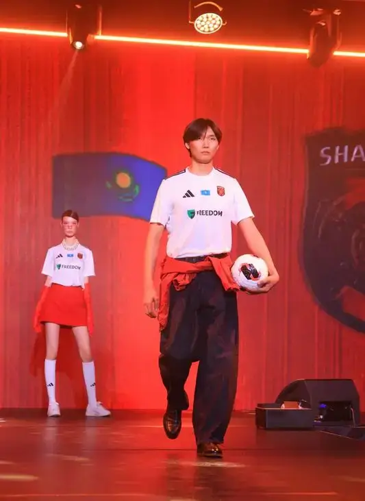 В Караганде презентовали обновлённый состав футбольного клуба «Шахтёр» (10)