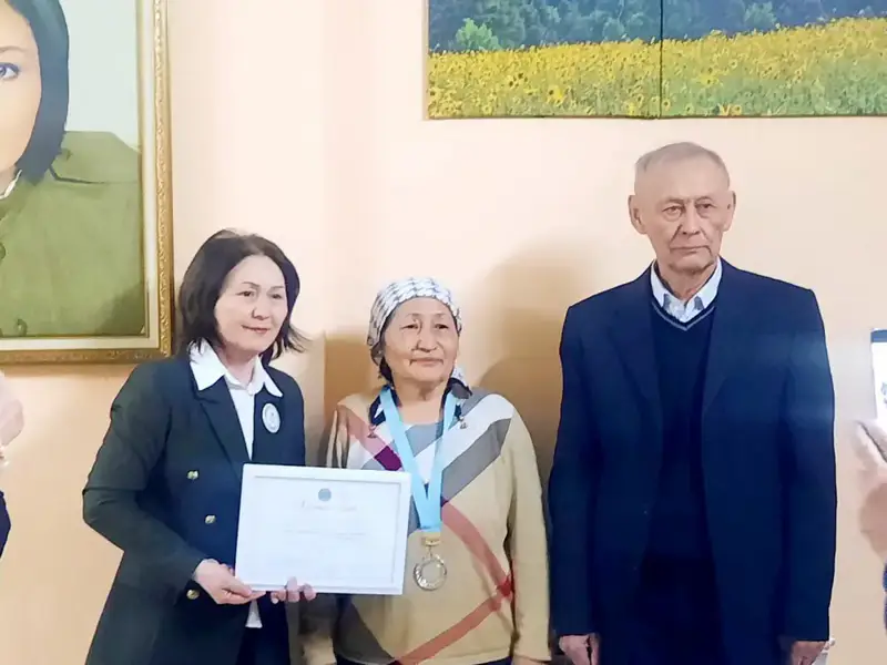 В Астане прошел шахматный турнир среди пенсионеров и молодежи (2)