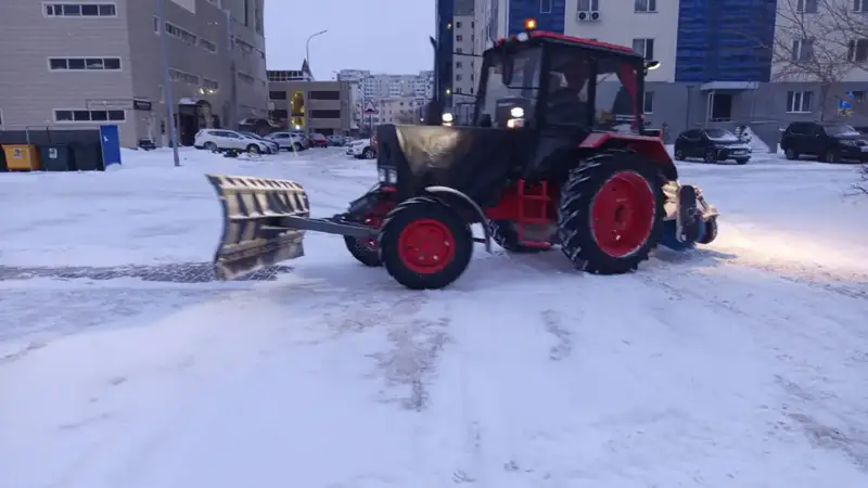 Около трех тысяч дорожных рабочих задействовано в снегоуборочных работах в Астане (5)
