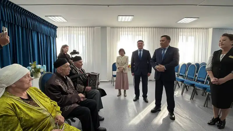 Аким области Марат Ахметжанов поздравил долгожителя в Щучинске (4)