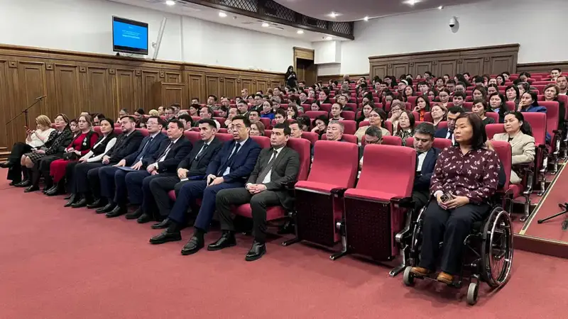 Сотрудникам Минтруда разъяснили ключевые нормы проекта новой Конституции в преддверии референдума (4)