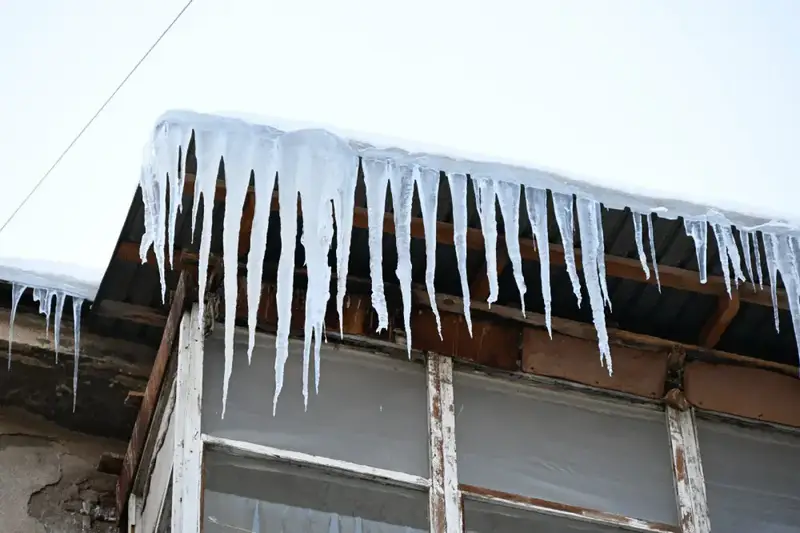 В Алматы усилен контроль за очисткой крыш жилых домов от снега (2)