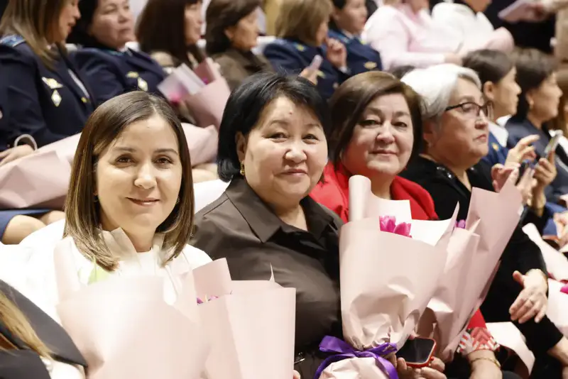 Бейбит Исабаев поздравил жительниц Жетісу с 8 Марта и вручил государственные награды (3)