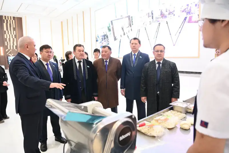 Депутаты Парламента ознакомились с работой Центра компетенций (10)