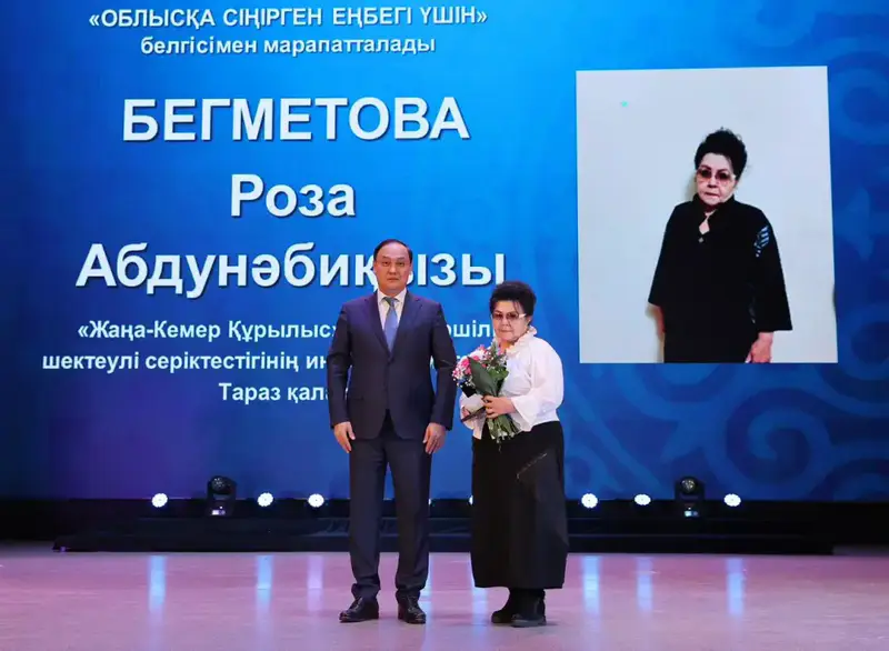 Ербол Карашукеев поздравил жительниц Жамбылской области с 8 Марта (9)