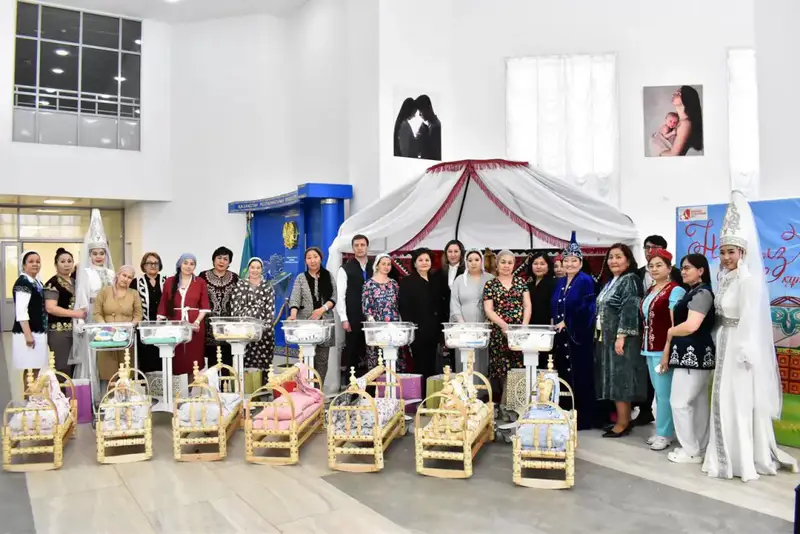 «День Шанырака»: матерям новорожденных детей в роддоме подарили колыбели и подарки (4)