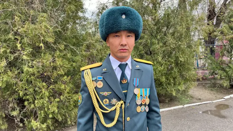 Военнослужащий Вооруженных сил награжден медалью за спасение на пожаре (2)