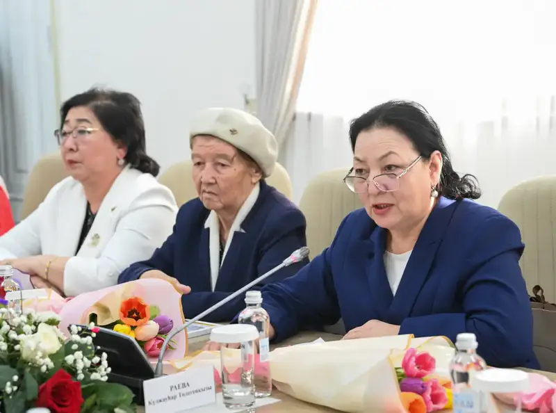 Глава региона встретился с женщинами-матерями (2)