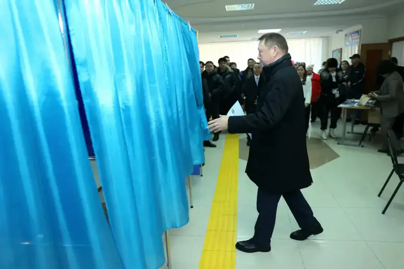 Аким Костанайской области проголосовал на референдуме (4)