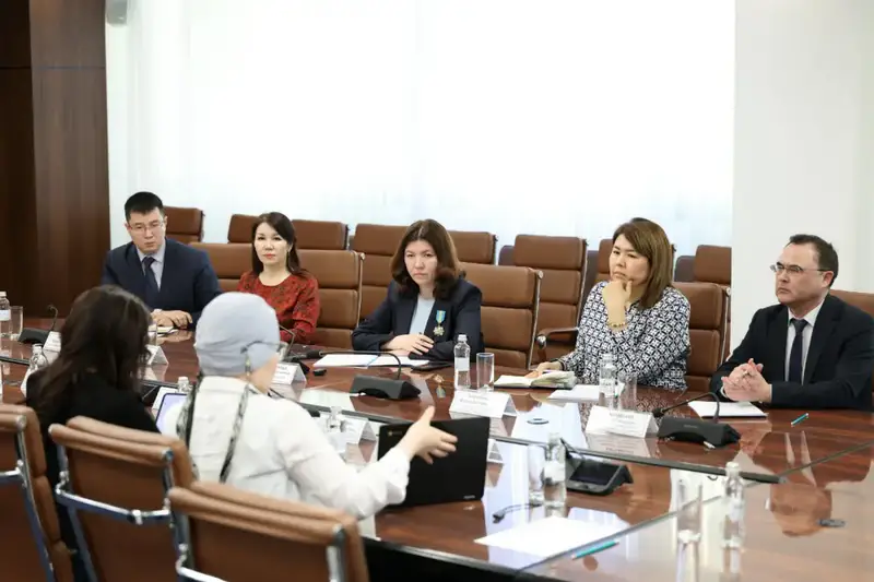 Цифровая трансформация школ Казахстана: министр просвещения провела встречу с руководством Google for Education (3)