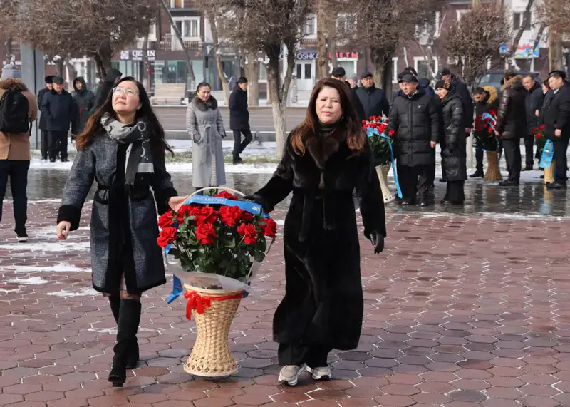 В Таразе состоялась церемония возложения цветов к памятнику Жамбылу Жабаеву (7)