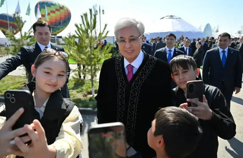 Глава государства принял участие в народных гуляньях по случаю праздника Наурыз (10)