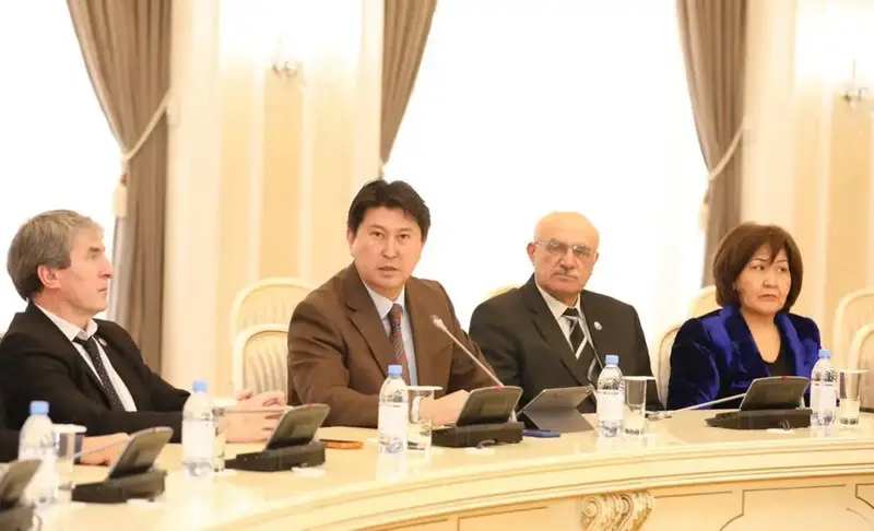 Аким Мангистауской области с экспертами обсудил проект новой Конституции (6)