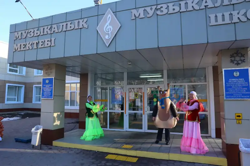 Аким Костанайской области проголосовал на референдуме (2)