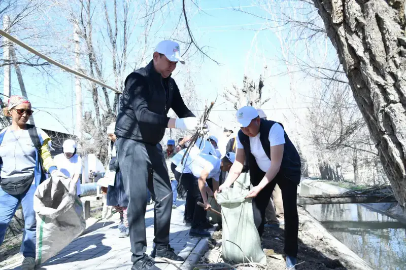 ТУРКЕСТАН: В ОТЫРАРЕ В РАМКАХ АКЦИИ «МӨЛДІР БҰЛАҚ» ОЧИЩЕНЫ БЕРЕГА КАНАЛА (4)