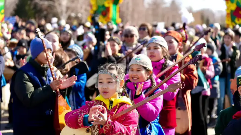Более 5000 домбристов из ВКО установили мировой рекорд, исполнив песню «Акбулак» (3)