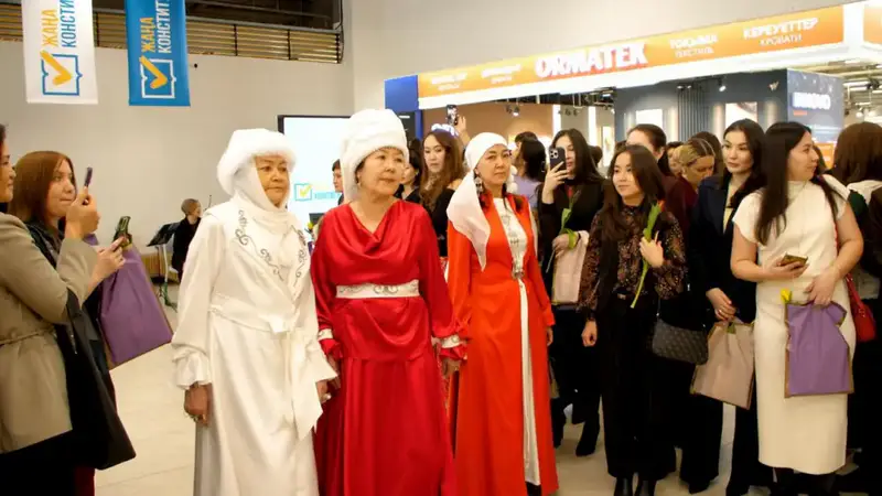 Масштабную акцию в поддержку новой Конституции накануне 8 марта провели в Астане (6)