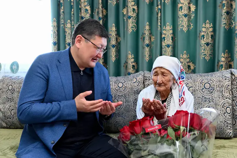 Аким области поздравил 104-летнюю труженицу тыла с праздником (5)