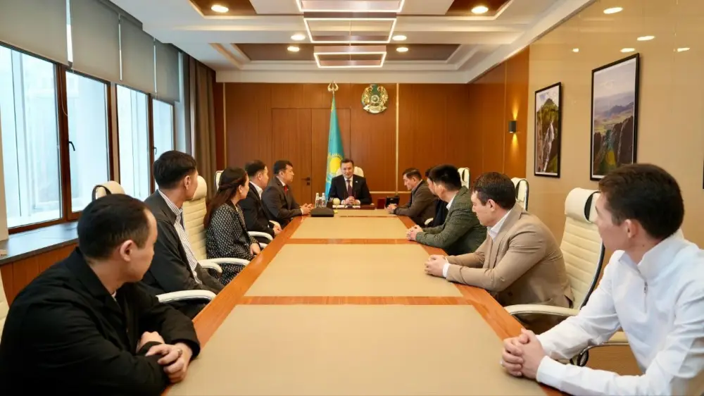 Аким ВКО провёл встречу с победителями республиканского айтыса (8)