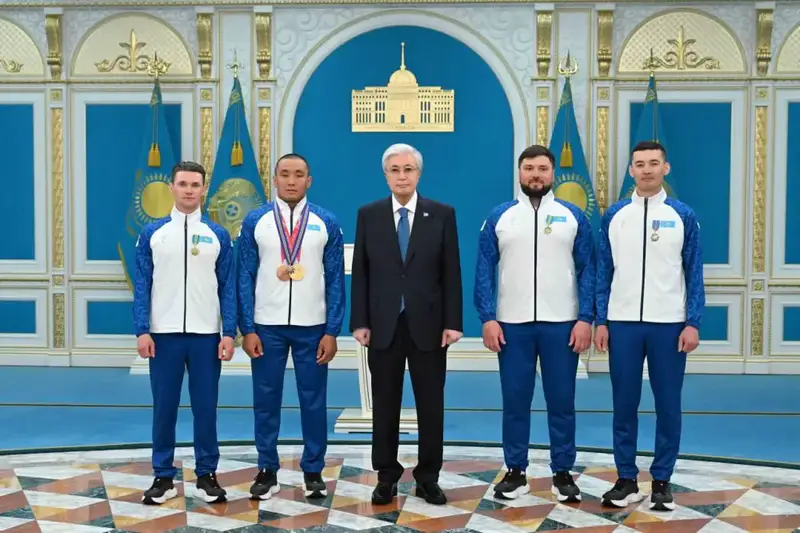 В резиденции Акорда состоялась церемония награждения чемпиона XIV зимних Паралимпийских игр в Италии Ербола Хамитова и его тренеров (4)