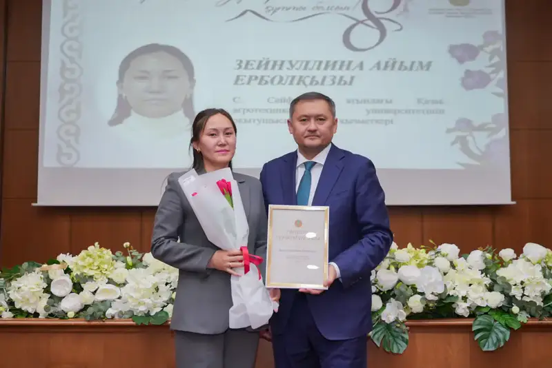 ИСПОЛНЕНИЕ ПОРУЧЕНИЯ ПРЕЗИДЕНТА: ЖЕНЩИНАМ-УЧЕНЫМ ВРУЧЕНЫ СЕРТИФИКАТЫ НА ЖИЛЬЕ (4)