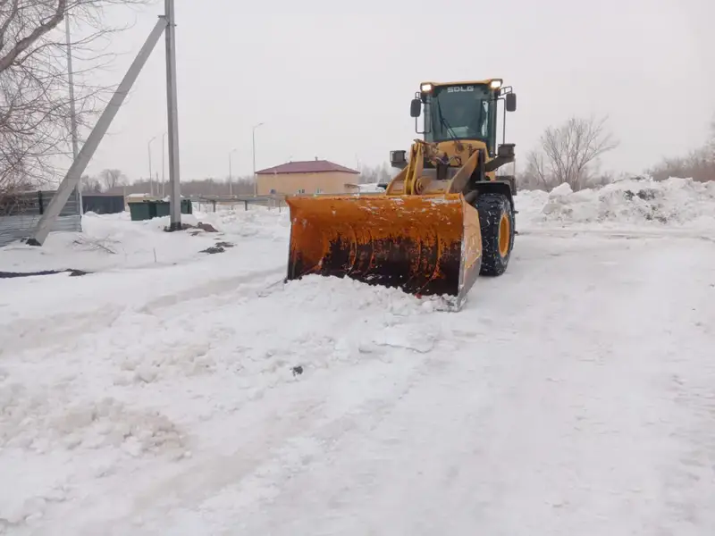 Тысячи дорожных рабочих вышли на снегоуборочные работы в Астане (2)