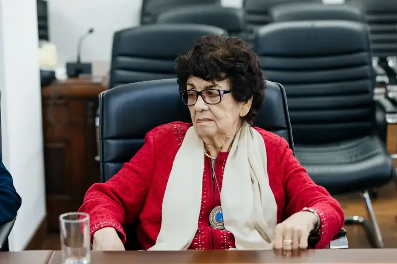 Аким Атырауской области Серик Шапкенов поздравил ветерана труда Нурпеиса Макашева с 80-летием (4)