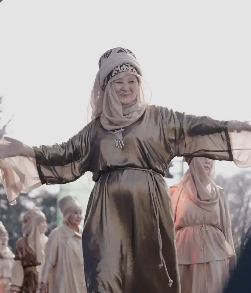 В Алматы прошёл уникальный модный показ с участием апашек (2)